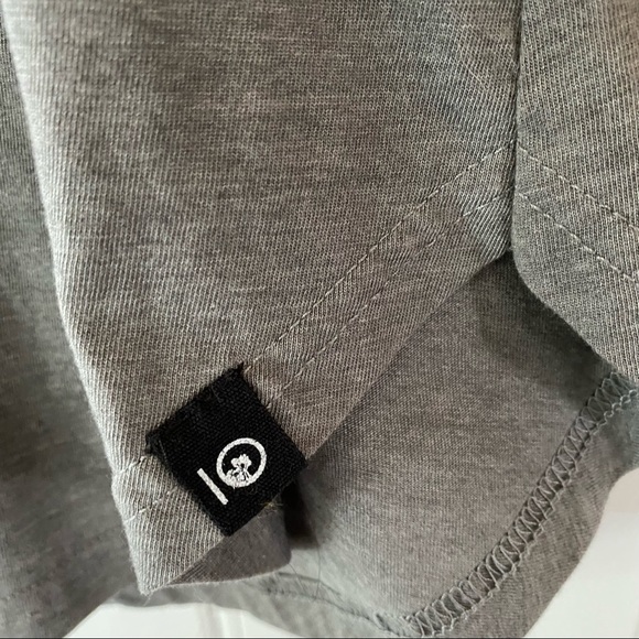 Women’s gray short sleeve scoop neck tee shirt, size large - Picture 2 of 7